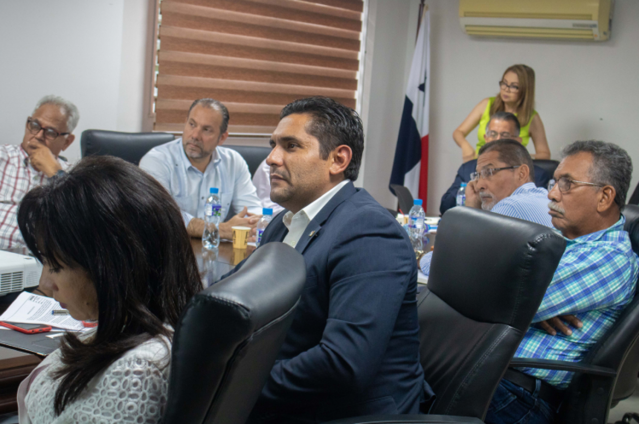 Reunión con productores y directores de las instituciones agropecuarias.