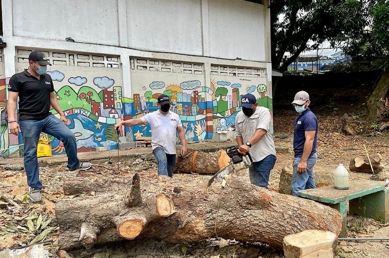 Equipo ISA de nuestra Sede Central, brinda apoyo en limpieza, mantenimiento y pintura en la Escuela República de Japón.