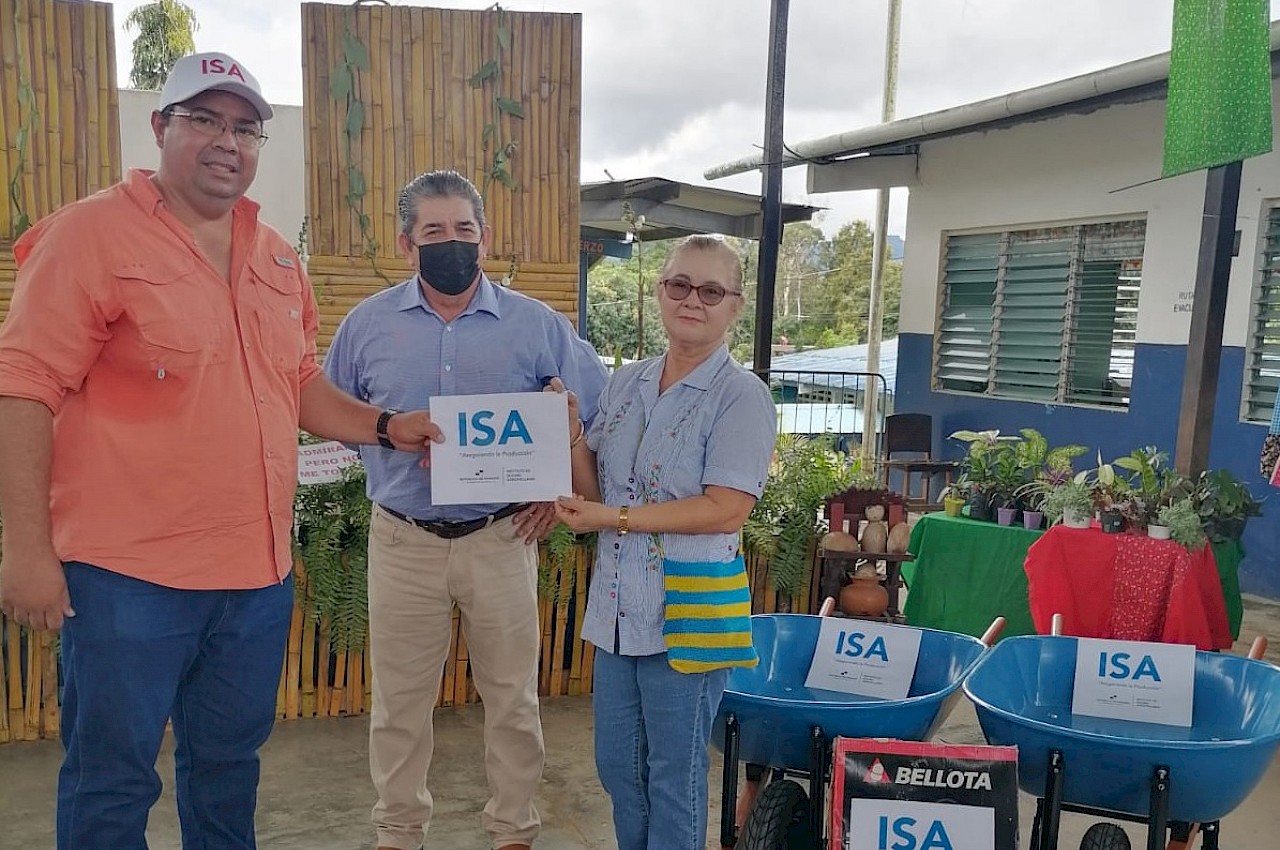 Donación de herramientas agropecuarias a pequeños productores en Las Minas en celebración del Festival del Espíritu Santo