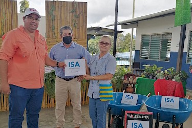 Donación de herramientas agropecuarias a pequeños productores en Las Minas en celebración del Festival del Espíritu Santo