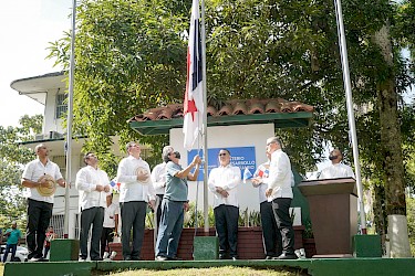 Izada de la bandera en el Ministerio de Desarrollo Agropecuario