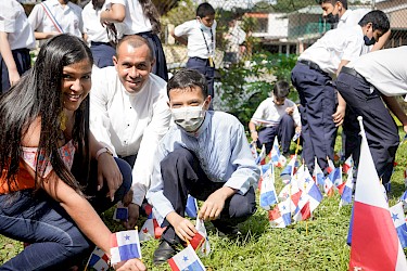 Siembra de banderitas en la Escuela República de Japón