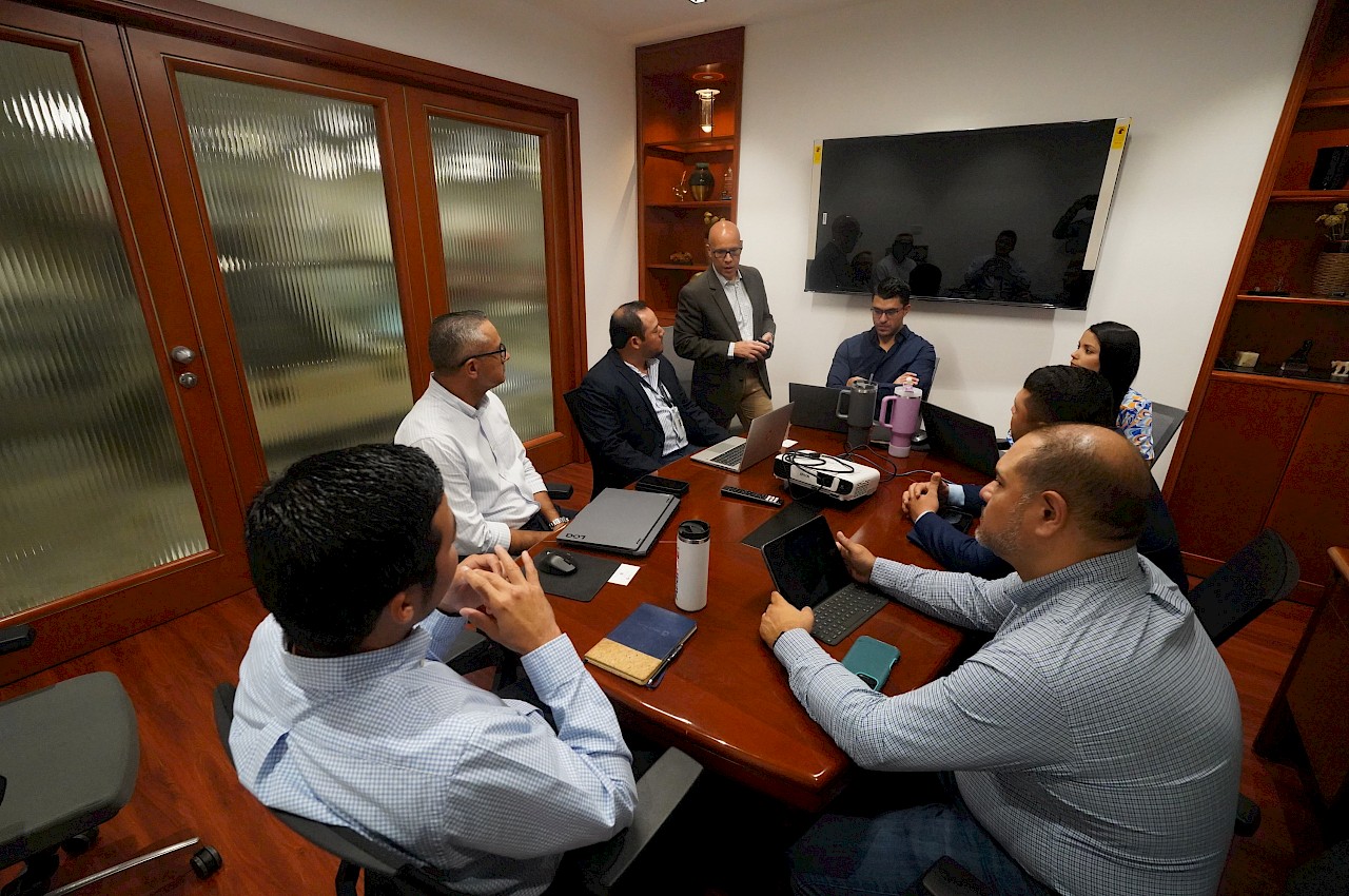 ISA presenta su cobertura de seguros al Banco Aliado en reunión estratégica.