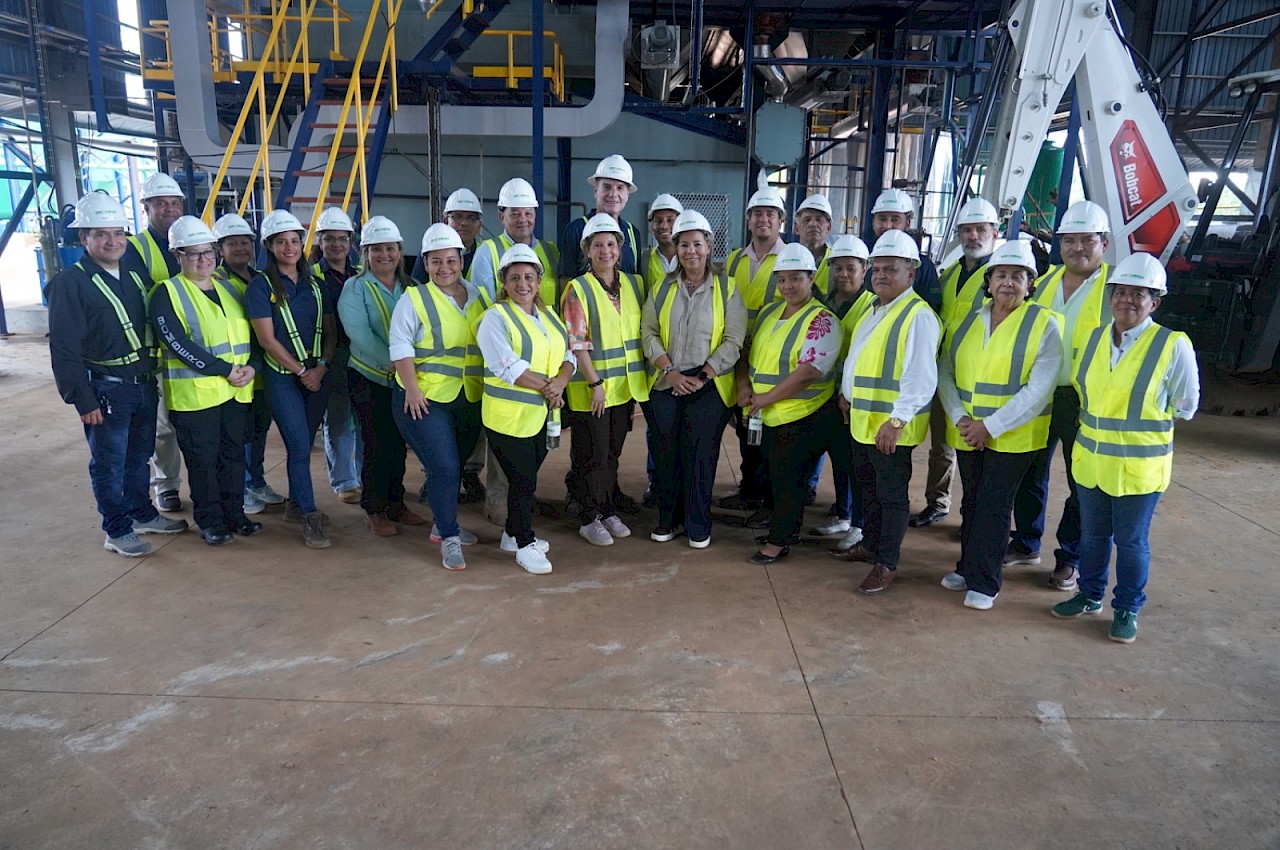 Subgerente del ISA participa en recorrido a planta para procesar palma de aceite.