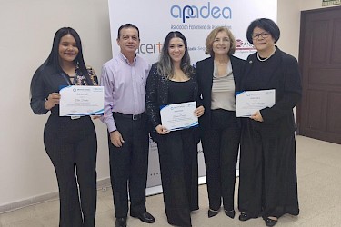 Funcionarias del ISA culminan diplomado en seguros.