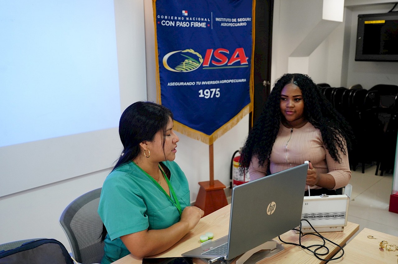 Personal de ISA participa en jornada de salud preventiva con tecnología avanzada.
