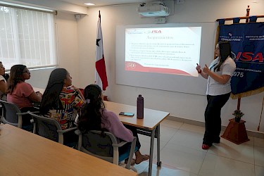 Médicos veterinarios internos reciben capacitación en seguros en el ISA.