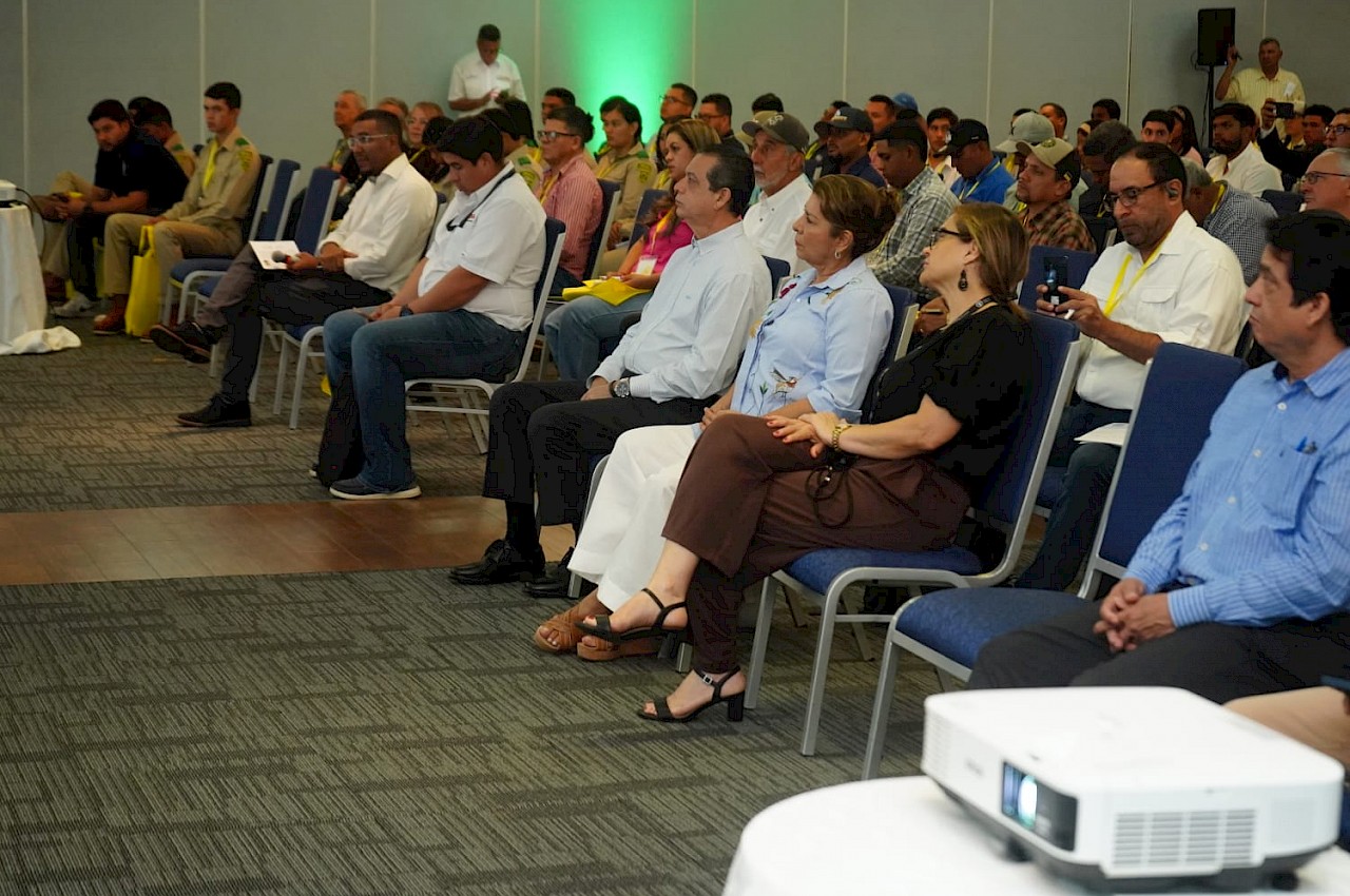 ISA participa en jornada de actualización avícola de ANAVIP.