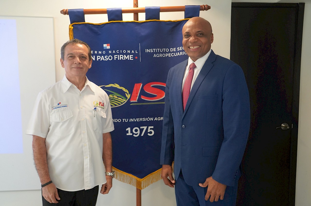 Director general de la APA visita el ISA para conocer sistema de seguros agropecuarios.