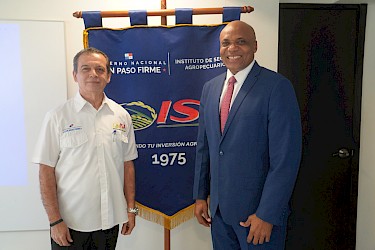 Director general de la APA visita el ISA para conocer sistema de seguros agropecuarios.