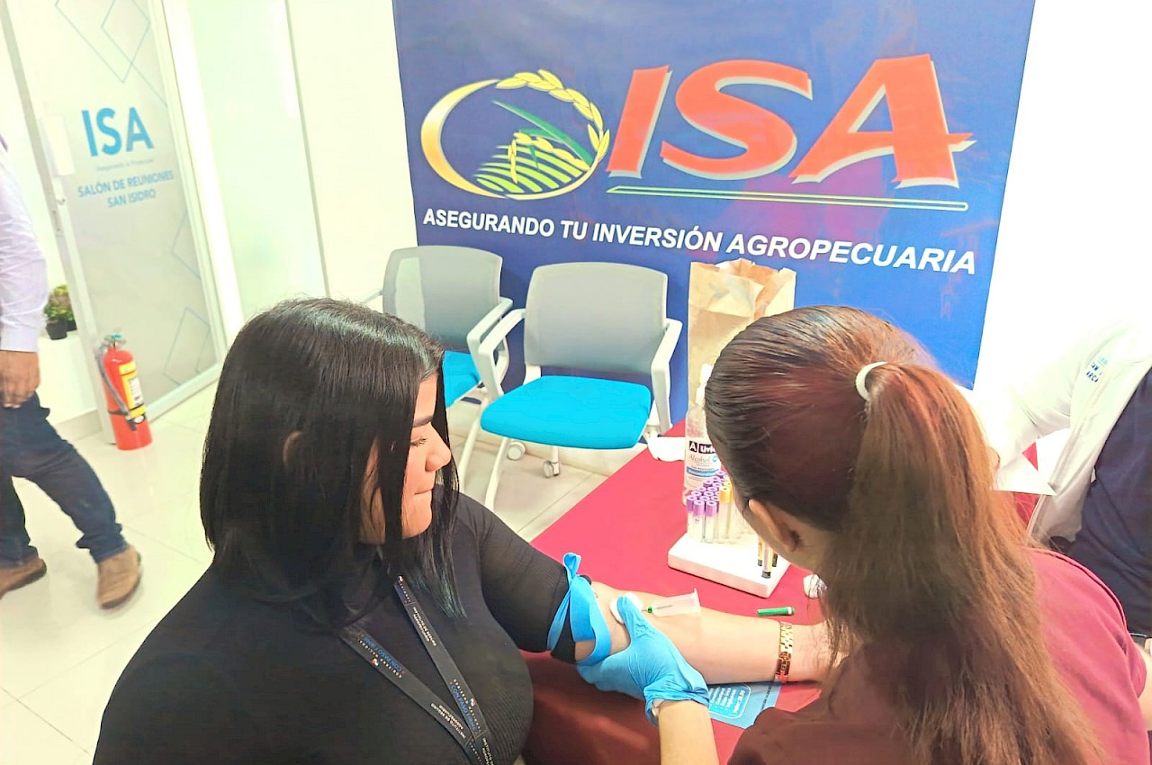 Funcionarios beneficiados con feria de la Salud en el ISA.